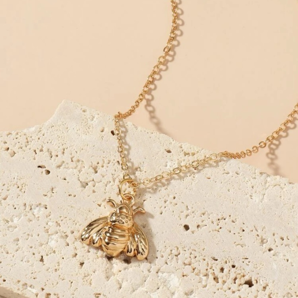 BEE CHARM PENDANT NECKLACE